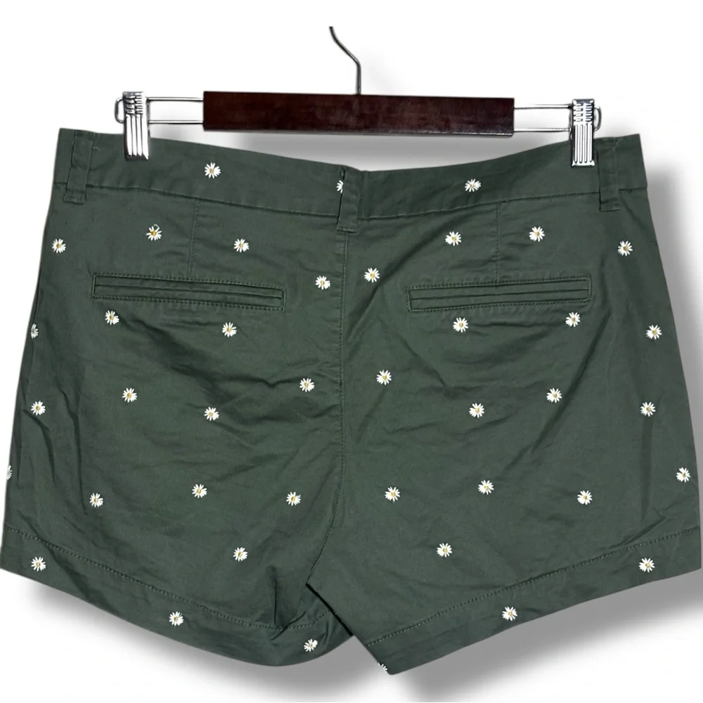 Old Navy Olive Green Small White Floral Print Women's Everyday Mid Rise Shorts